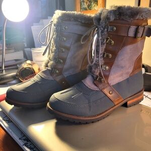 Womans snow boots. NWOT